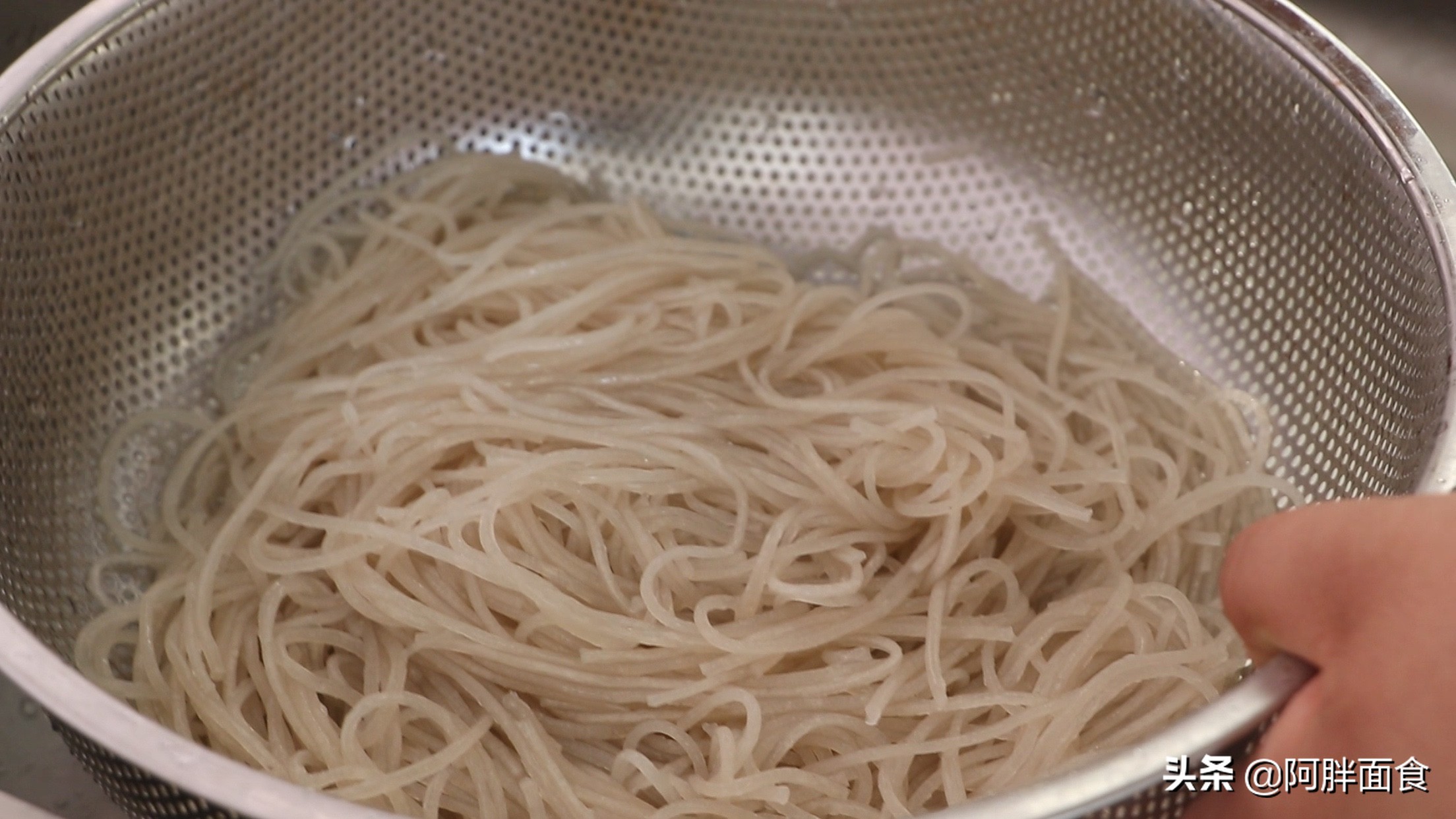 怎样炸丸子酥软好吃,开水烫面炸丸子视频