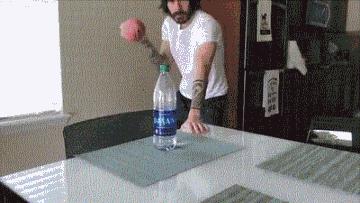 全世界都在挑战瓶盖，但请小心你的韧带