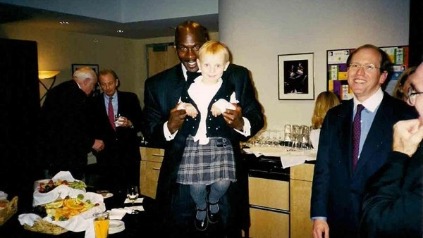 莱德基头顶牛奶游泳,莱德基空中视频