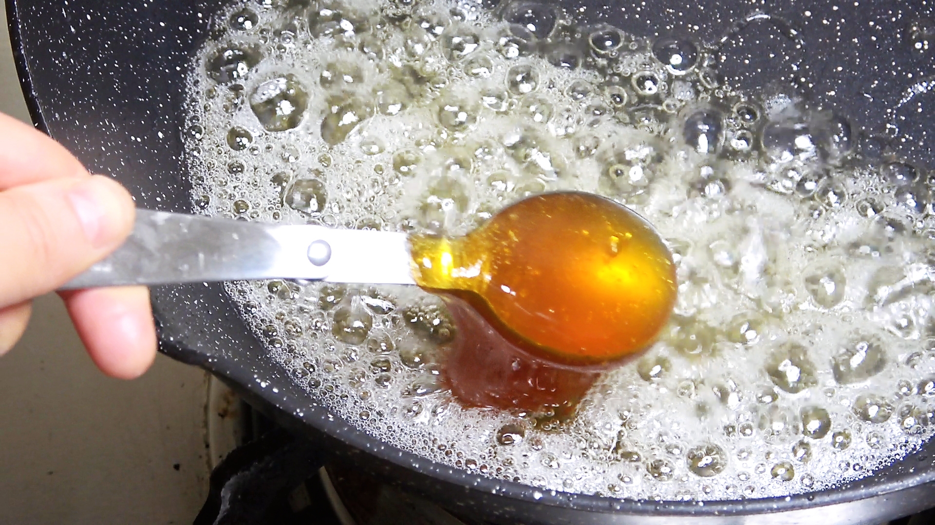 芝麻花生糖不用买，大厨教你在家做，简单易学，香甜酥脆不发硬