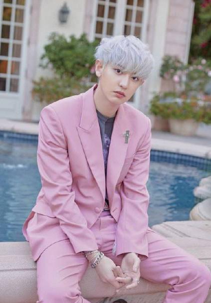 边伯贤给张艺兴竖大拇指,边伯贤让吴世勋安慰朴灿烈