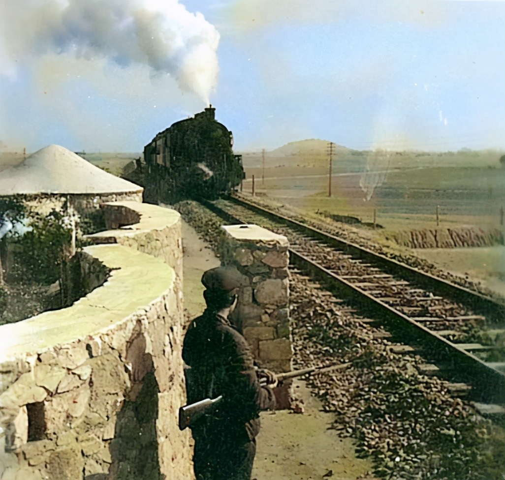 开国上将回故乡，看到警车封路并且隔开群众，怒问：耍什么排场？