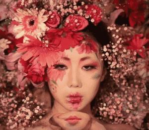 南韩姑娘脱去上衣：创“三体幻妆隐形术”，皮肤作画狂圈63万粉