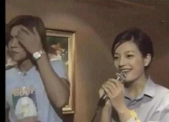 赵薇早年唱k照曝光，谁注意到她后面的金发男，今成绝世渣男