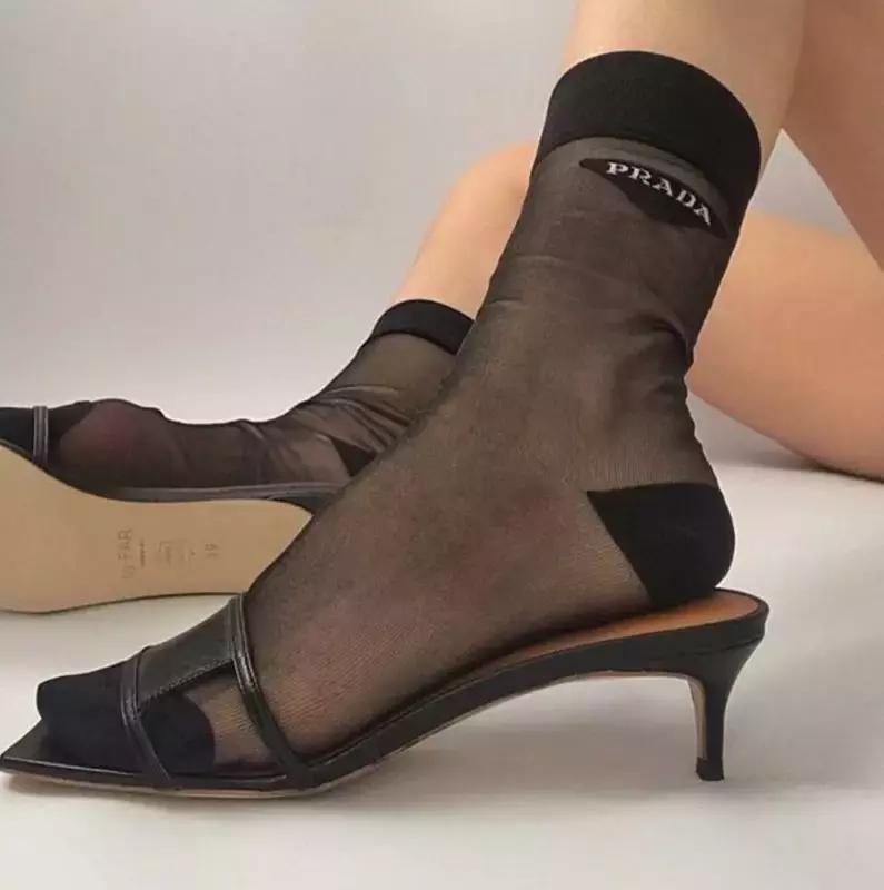 黑丝居然回归了?怎么穿才不廉价?一双黑丝,N种时尚