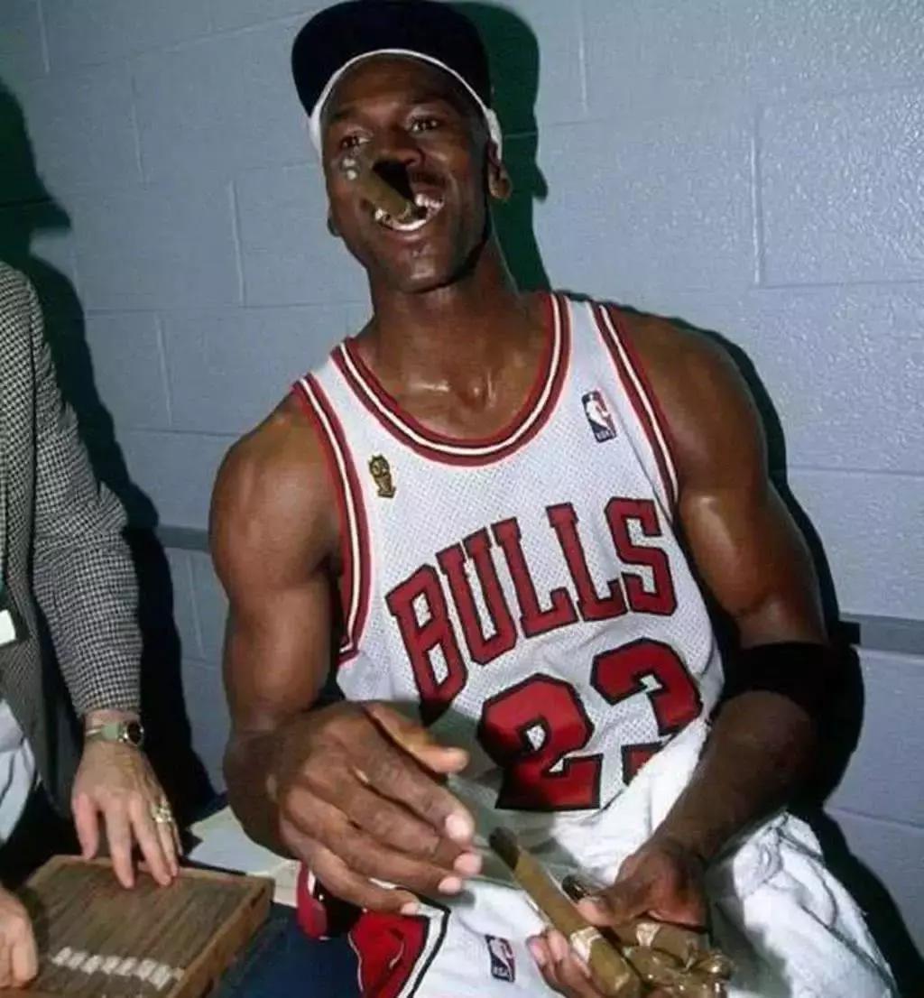 乖宝宝库里为何在夺冠后抽烟？原来，胜利雪茄的故事可大有来头