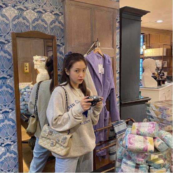 智秀白衣服配牛仔裙,秀智穿搭夏天气质上衣图