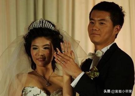 中国男足太太团完整版,中国男足出征带太太团