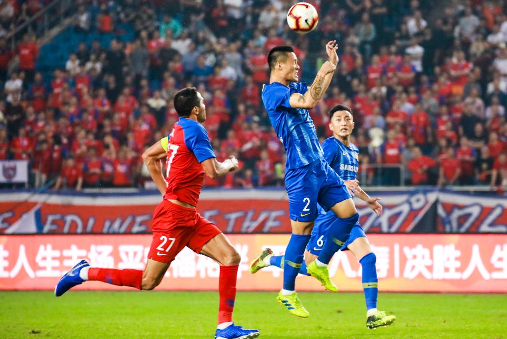 差距！苏宁主帅质疑后卫为什么要开大脚，国脚的答案让他难以置信