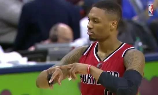 进球庆祝动作库里,进球庆祝动作库里上膛