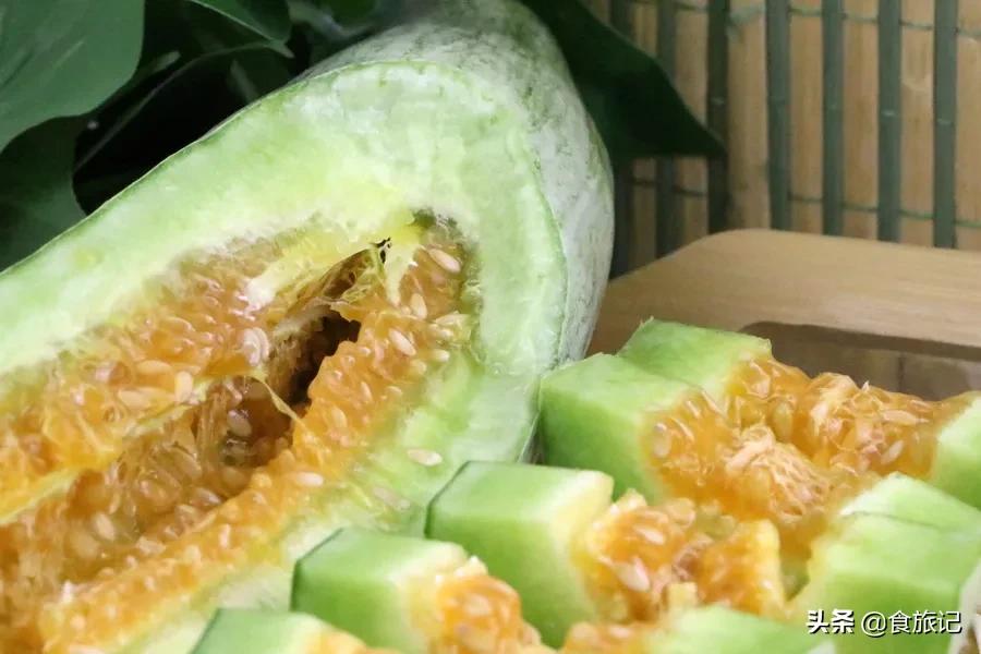 这瓜一肚子蜜汁,掰开就漏!闻着香、咬着脆、一口下去甜到醉