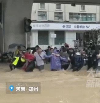 郑州暴雨后朋友圈流传的这些故事，暴露了藏在中国人骨子里的高贵