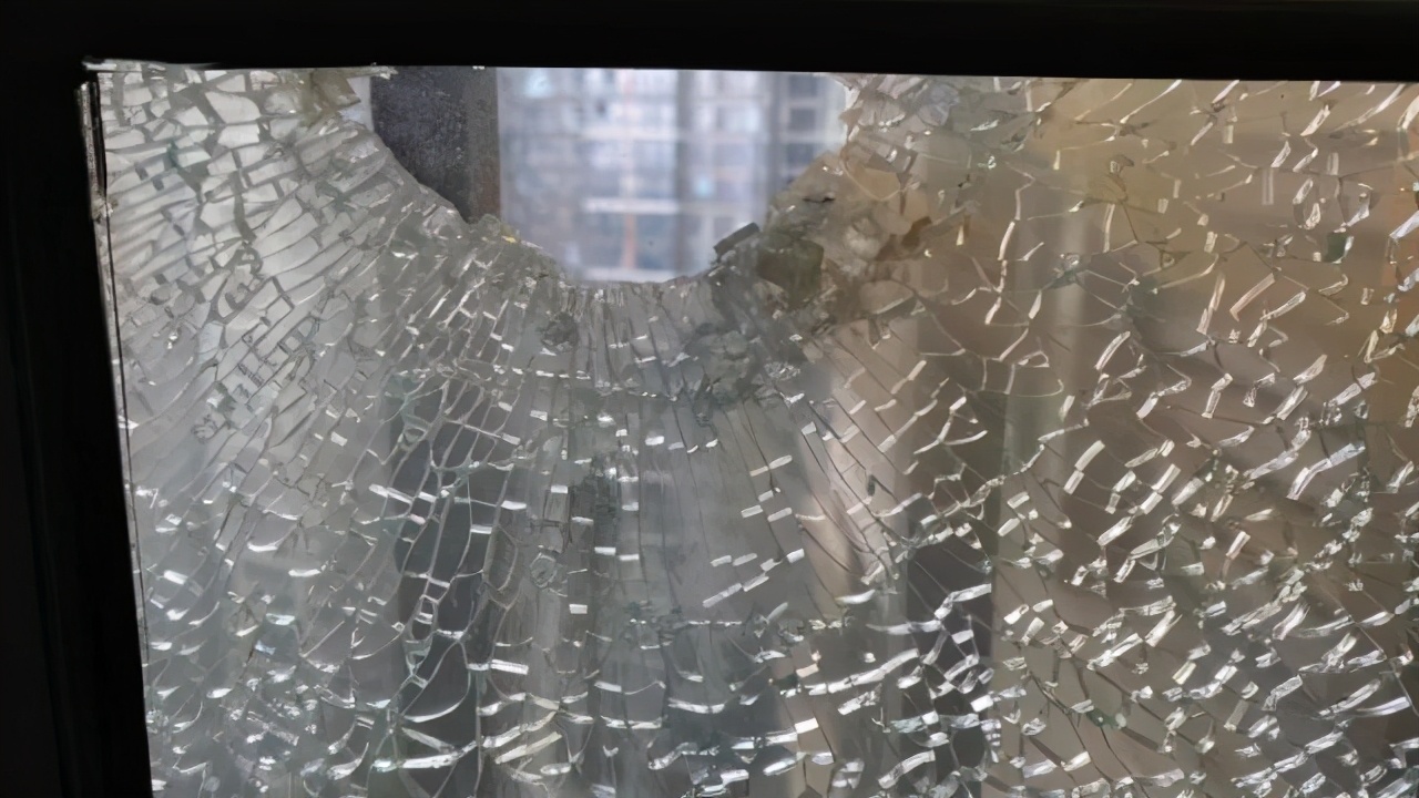 小区楼下放烟花,楼上玻璃碎成“蜘蛛网”,业主懵了:咋整?