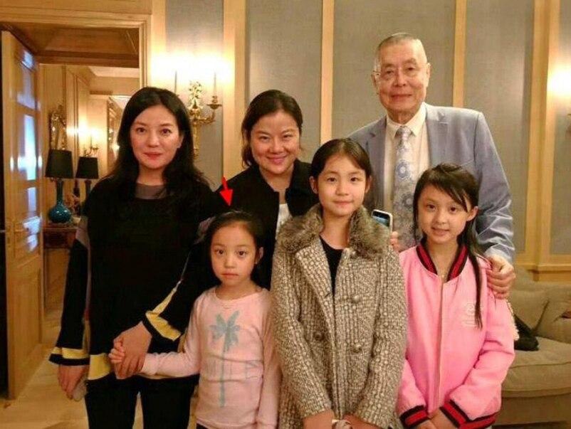 83岁钢琴大师刘诗昆为2岁女儿庆生,钢琴大师刘诗昆再度当爸