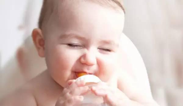 宝宝到了厌奶期该怎么喂奶,宝宝厌奶期妈妈怕回奶怎么办