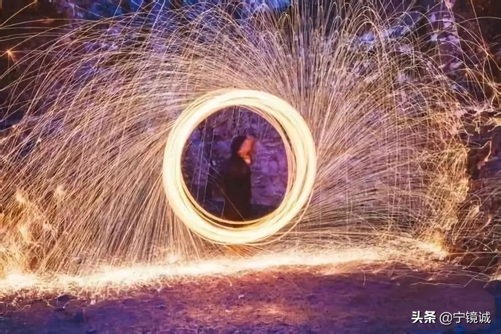 顺丰创始人王卫的故事,顺丰快递老板王卫一年收入多少钱