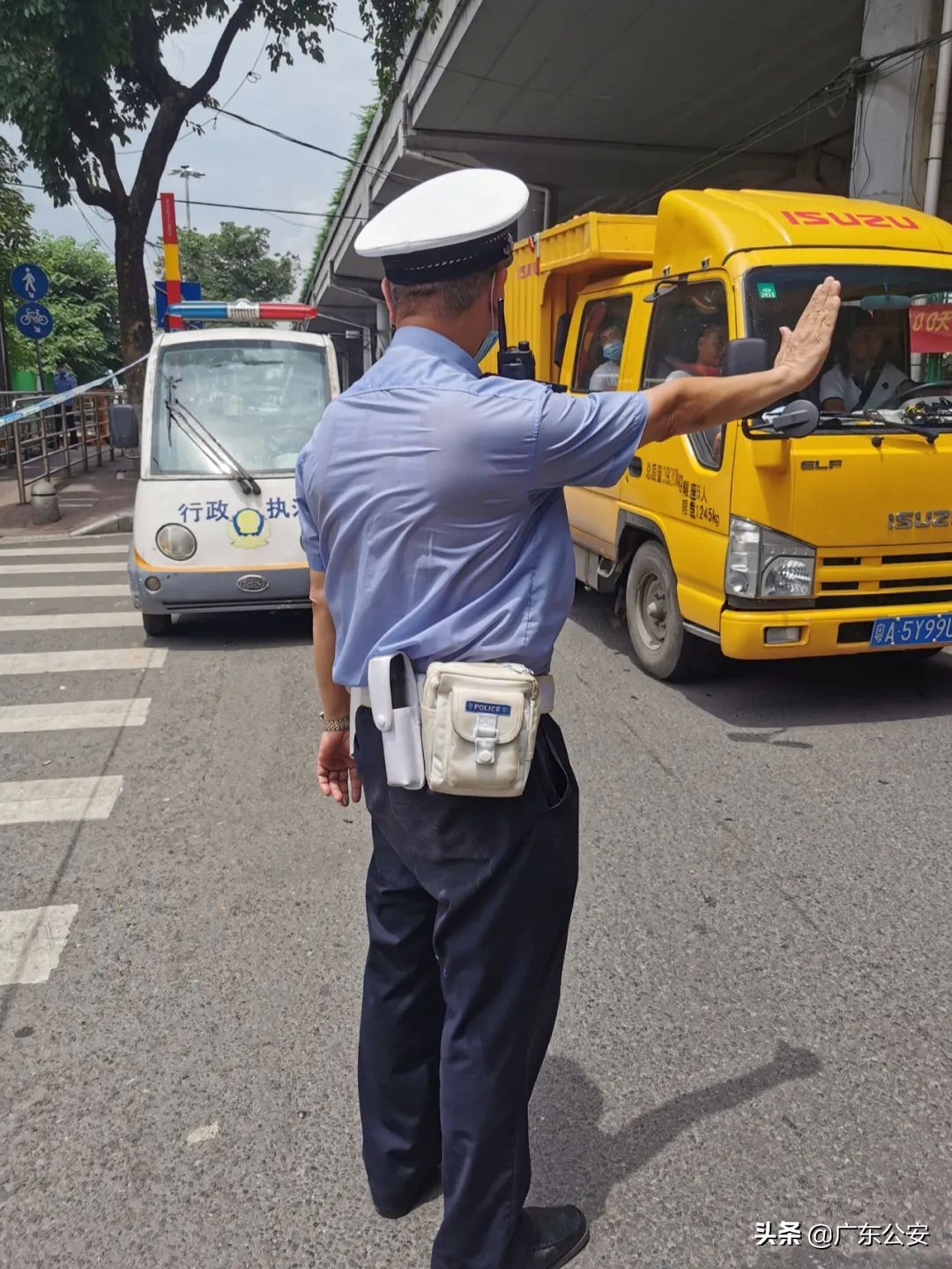 抗疫一线工作者冒着大雪坚守一线,致敬高温下的抗疫战