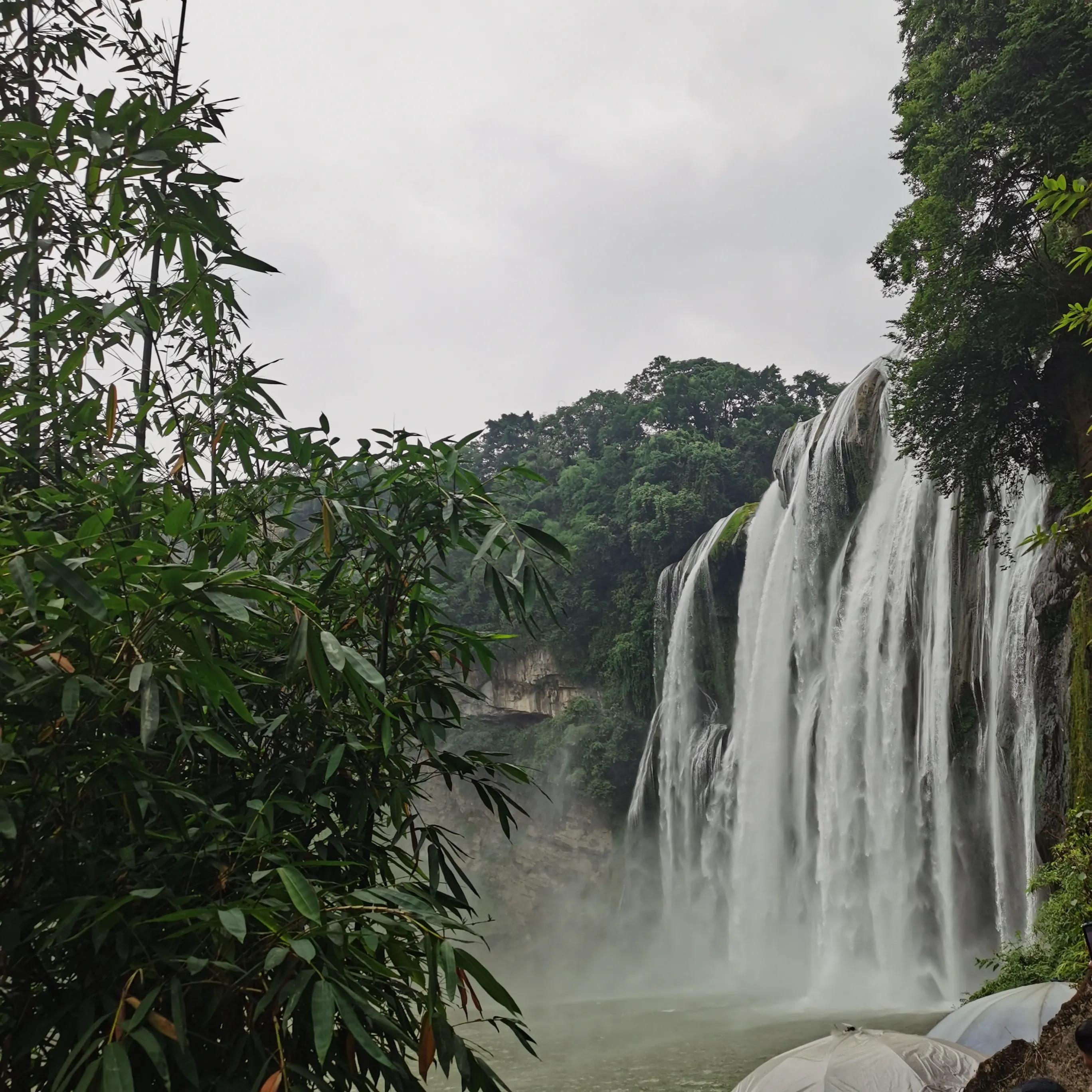 向南方和向北方,登上山顶看美景贵州黄果树瀑布