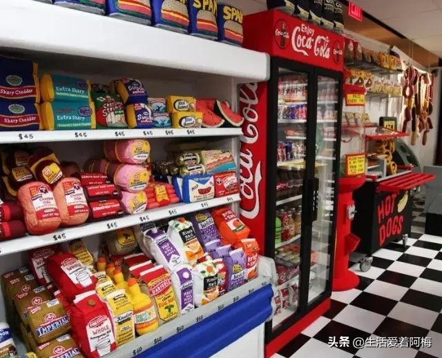 她开了间超市，卖的东西却全是假的，9000件商品，竟被一抢而空