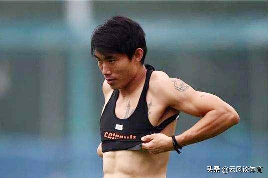 他是国足衰落的罪魁祸首，为收钱搅乱国足风气，连郑智都给他送礼