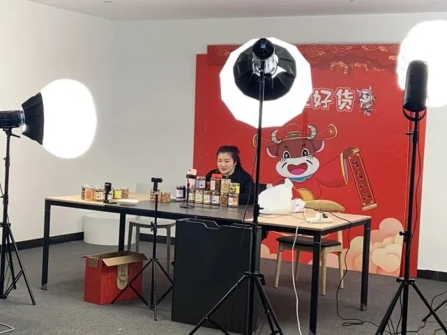 被阿里拼多多挤压的义乌，为何还能成为5万名网红直播的聚集地？