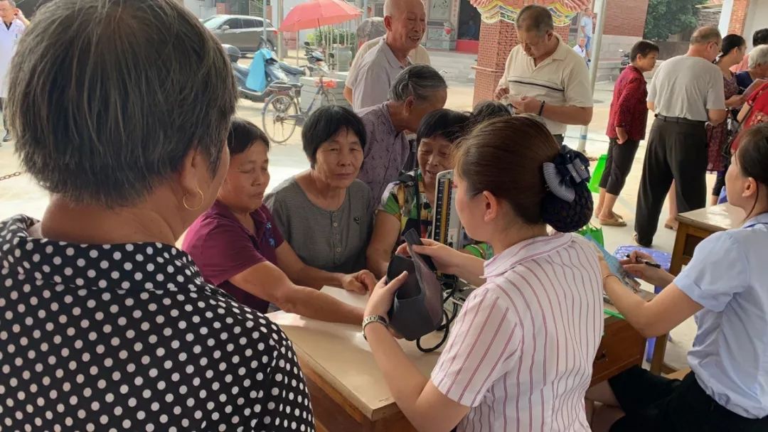 义诊下乡扶贫暖人心,义诊暖人心健康在身边