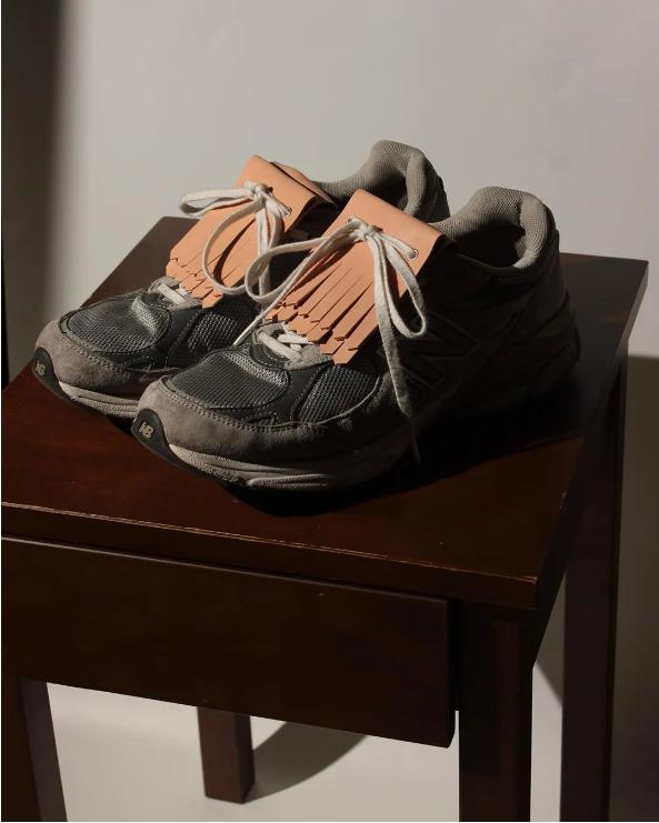 有许多配件的球鞋,拥有这些神器球鞋怎么会洗不干净