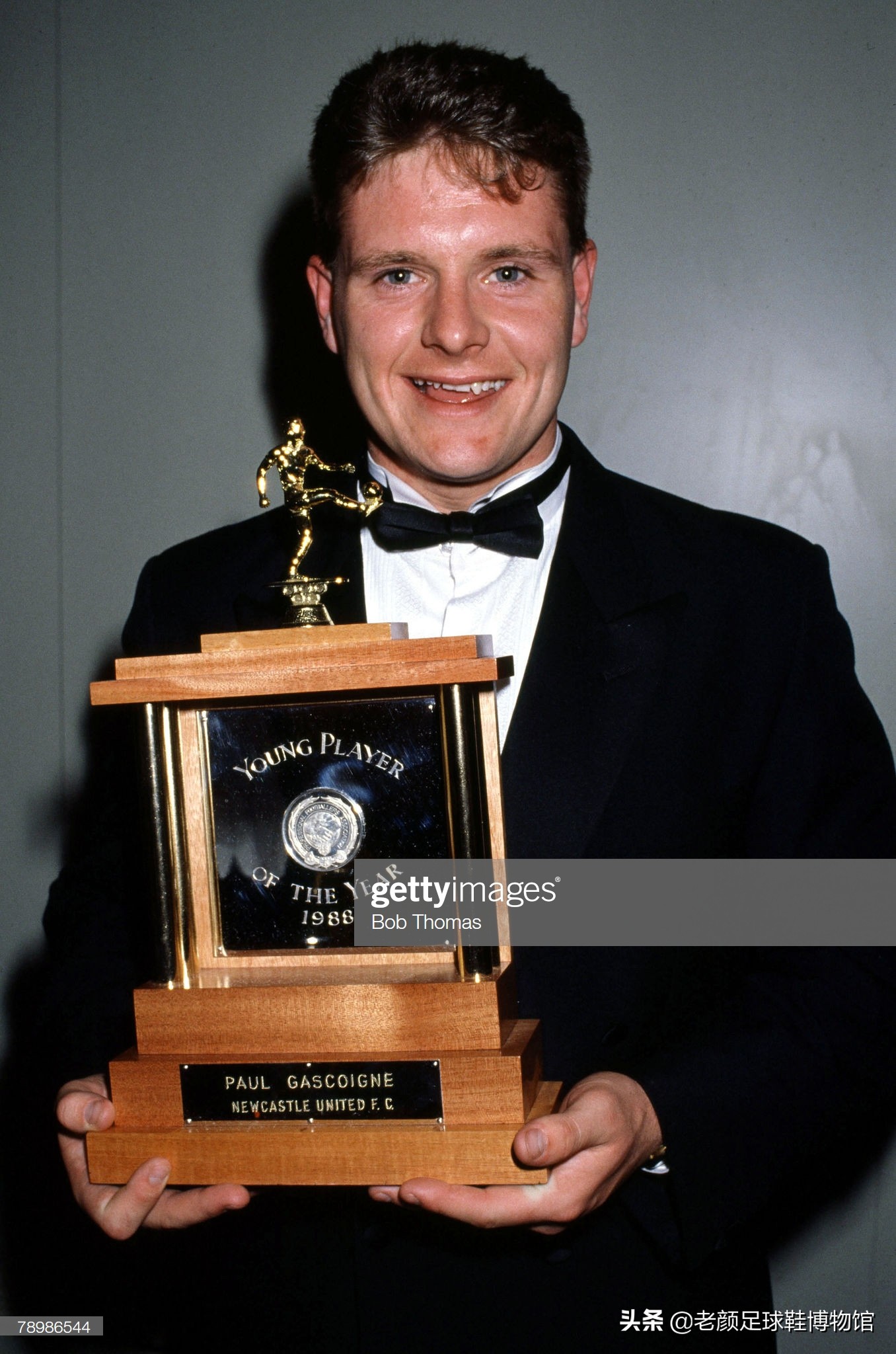 破产酒鬼的球鞋拍卖值6万，加图索的恩人名字成为香港路名