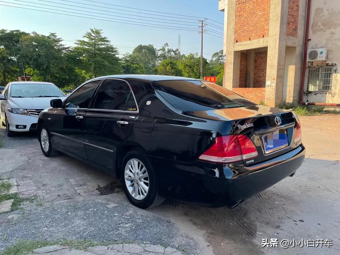 经典2014年皇冠情怀老车,05年皇冠3.0还值得入手吗