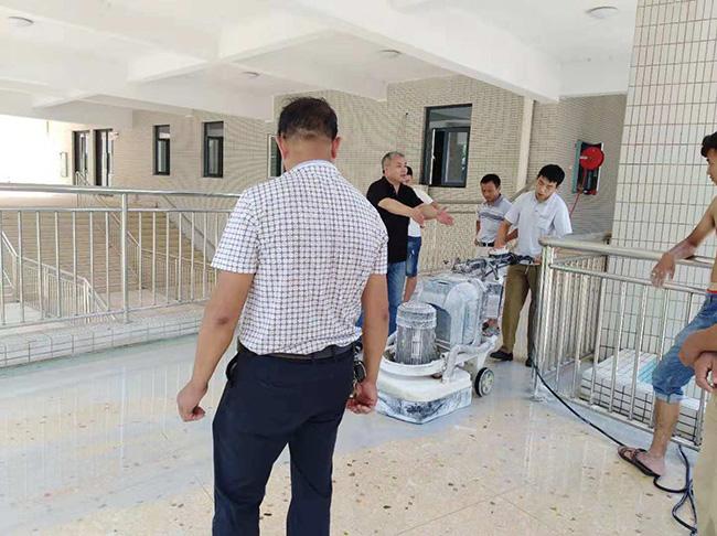 厨房水磨石砖地面脏了怎么处理,水磨石脏用什么能洗净