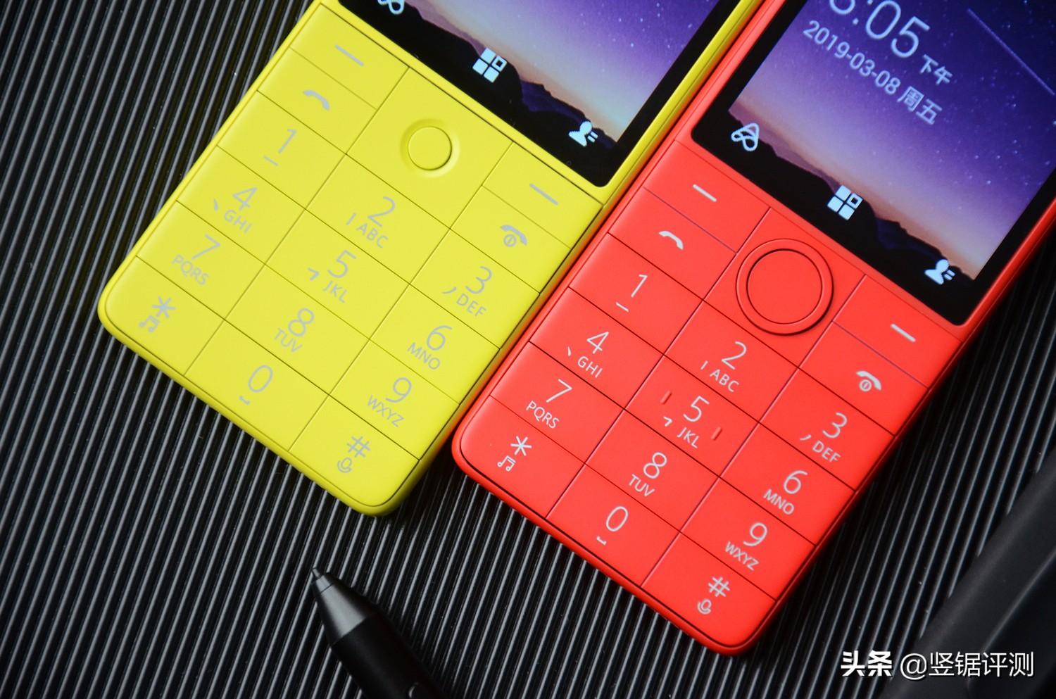 小米生态链智能功能机开箱,小米生态链功能机视频