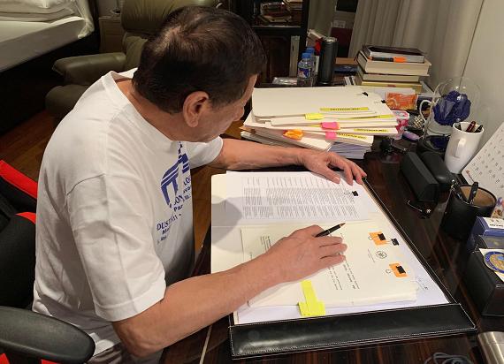 全球近80名政要“中毒”,他在首相确诊后“溜走”