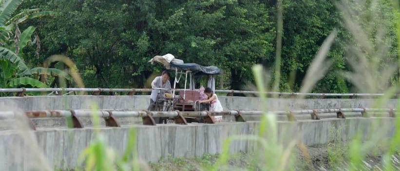 五十岁穷苦老汉24年前收养女弃婴,穷困老汉蹬三轮养了十二年的弃婴