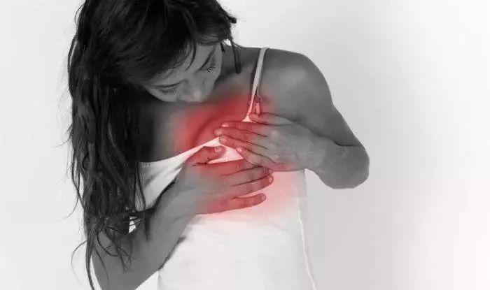 乳房摸到肿块不能动硬硬的,乳房疼痛有肿块严重吗