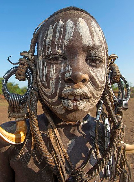 唇盘、彩绘，这个与世隔绝部落的传统，正在被现代世界入侵