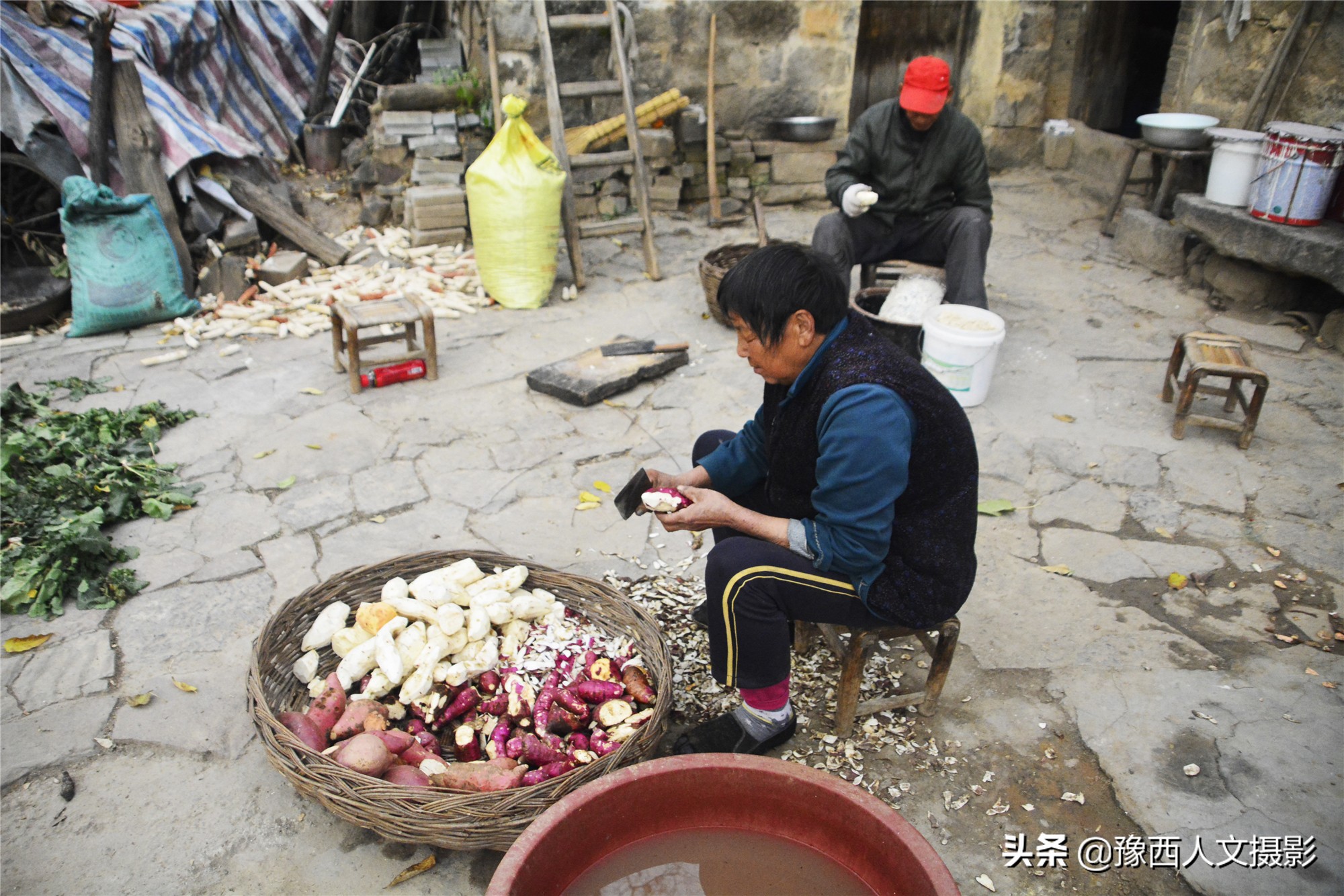 山村老两口想吃碗凉粉，削坏红薯在铁板上磨浆，半天胳膊就肿了