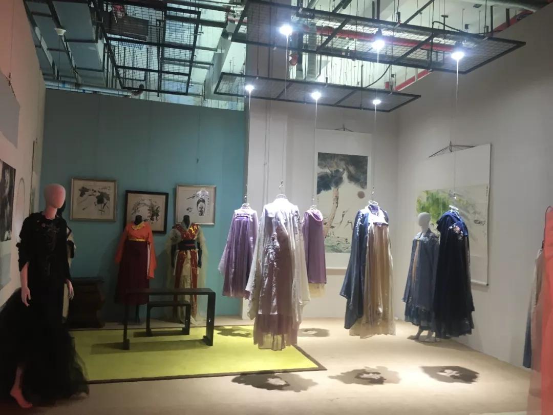 “蜂巢”里的秀场主播:再过5年,想变成李佳琦