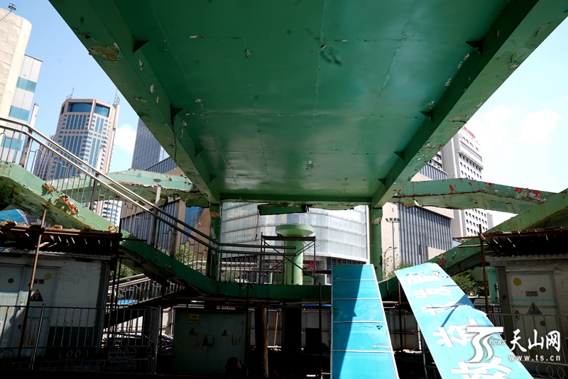 乌鲁木齐市大十字天桥哪年建的,大十字天桥拆除