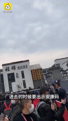 大量游客涌入景区造成的不利影响,扎堆出游的旅游现象