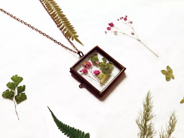 她31岁放弃北漂高薪，回归森林“捡垃圾”，用树叶打造出人间仙境