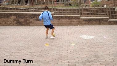 足球转身踢球训练方法,足球拉球转身过人教学