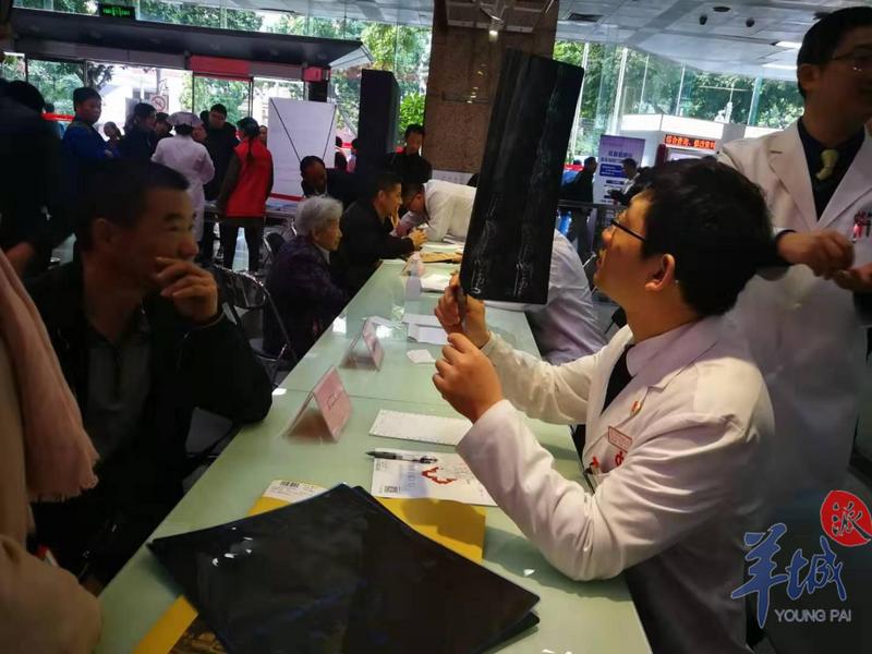 老人走路腿筋疼怎么回事,老人走路腿软无力伴随腿浮肿