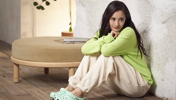 土味丑鞋还能成新时尚吗?Crocs请来杨幂代言、李佳琦直播带货