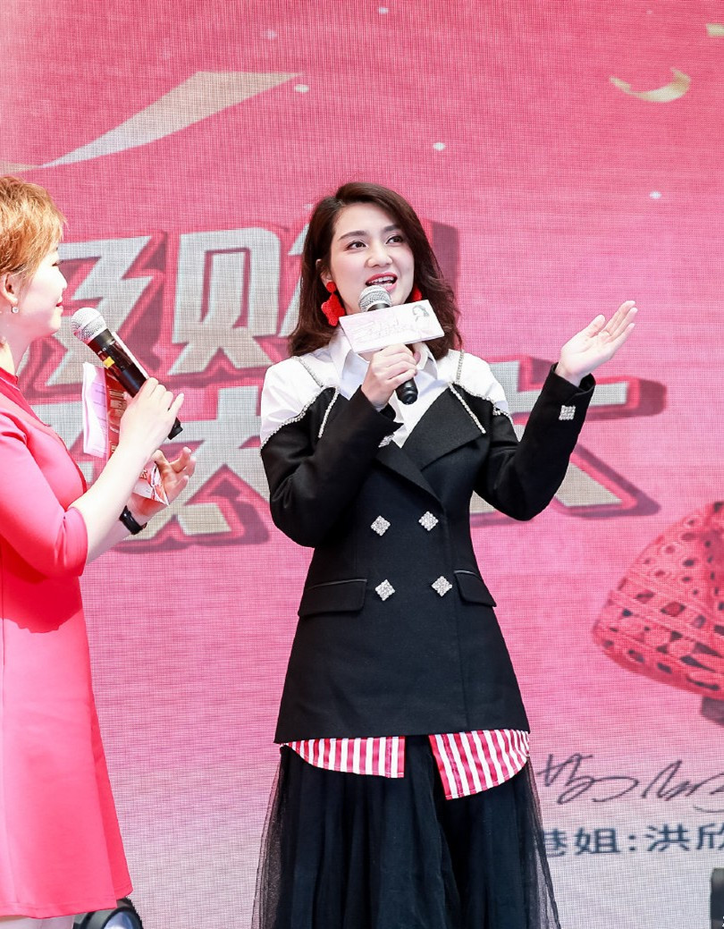 洪欣19-52岁荧幕混剪,48岁洪欣穿刺绣纱裙