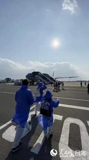 国航接援鄂医护人员返回,中国包机接滞留海外湖北公民回家