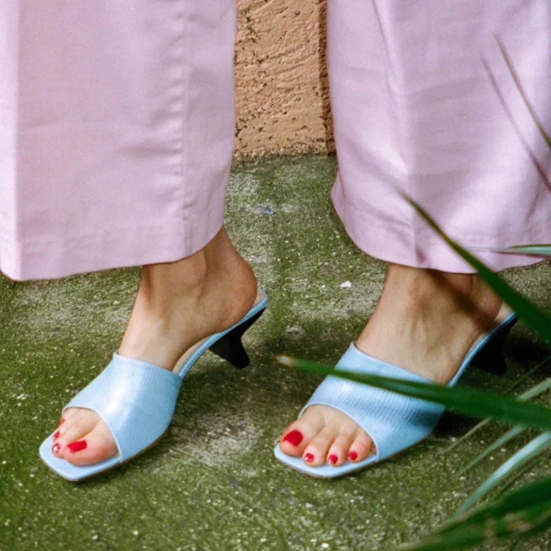 怎么穿尖头高跟鞋不磨脚,新高跟鞋后跟磨脚小妙招