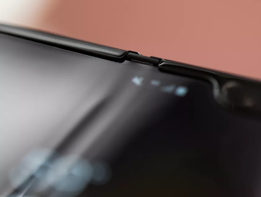 三星galaxyfold内屏有一条亮线,三星fold一代屏幕有条白线