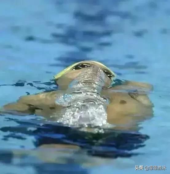 仰泳老是呛水是怎么回事啊,仰泳时鼻子呼气也呛水