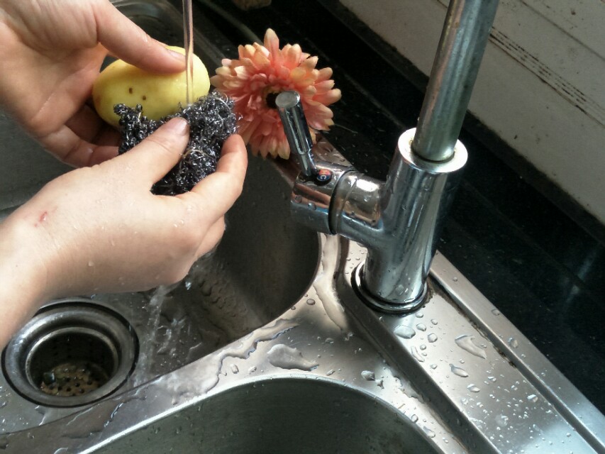 一张纸去土豆皮，削皮刀竟然输给一张纸，快速轻松还不费劲您会吗