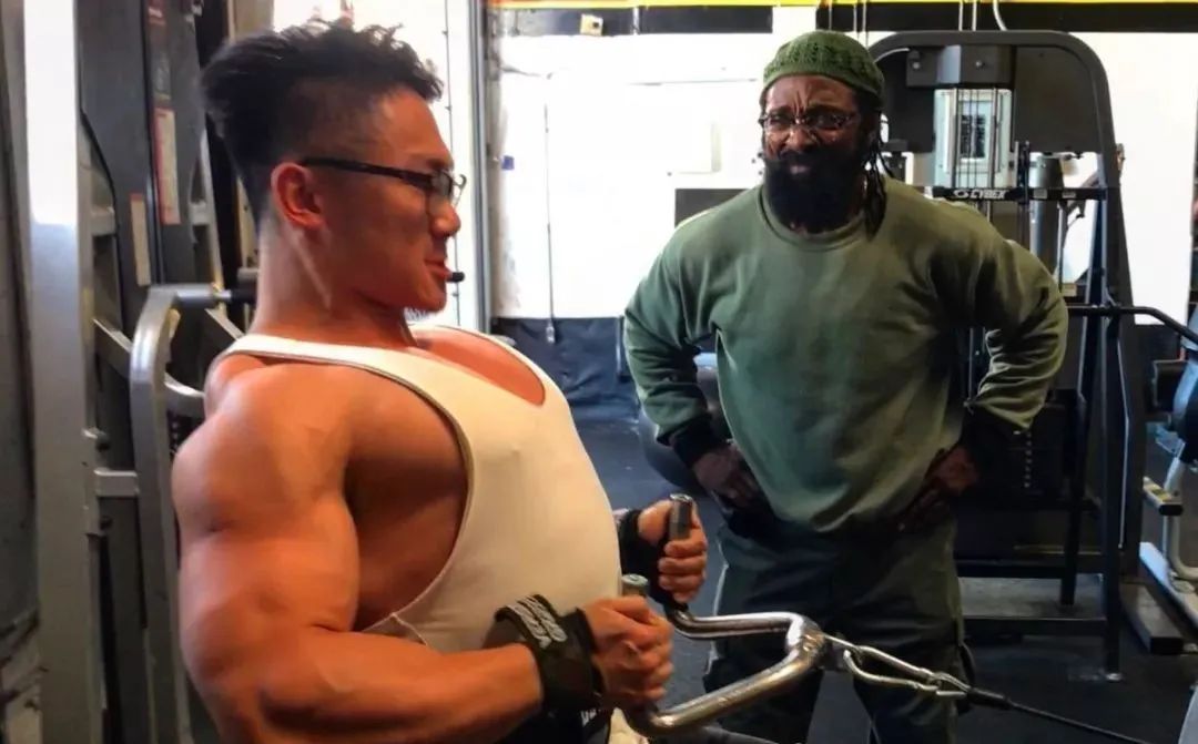 从白斩鸡到8块腹肌金刚身,从八块腹肌到一块肥肉